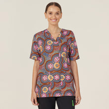 Load image into Gallery viewer, NNT Unisex Bush Tucker Scrub Top - Bush Tucker
