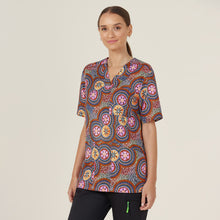 Load image into Gallery viewer, NNT Unisex Bush Tucker Scrub Top - Bush Tucker
